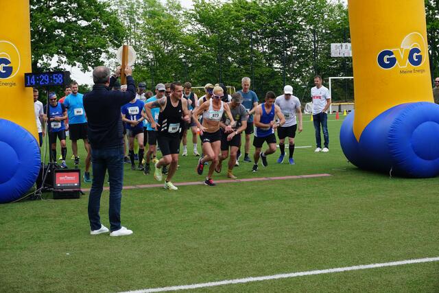 Bürgermeister Volker Mießeler ist Schirmherr von "Glessen läuft" und gab den Startschuss für den Halbmarathon.   | Foto: Andrea Floß