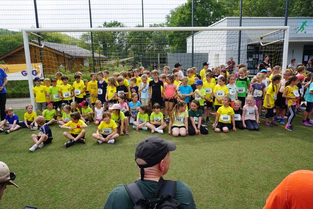 Gespanntes Warten: Nach dem 1,2 Kilometer Kidslauf versammeln sich die gestarteten Mädchen und Jungen zur Medaillenübergabe.  | Foto: Andrea Floß