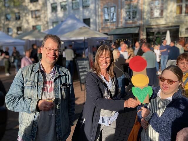 Michael und Dagmar haben die Fragen gut beantwortet. Dagmar sagt: Wenn man an der roten Ampel steht, ist das geschenkte Zeit zum Nachdenken. | Foto: Blattgold