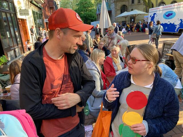 Isabel Schatton stellt Christian Fragen. Christian sagt: Barrieren gehen einem auf den Sack. Er sagt auch: Inklusion ist notwendig. | Foto: Blattgold