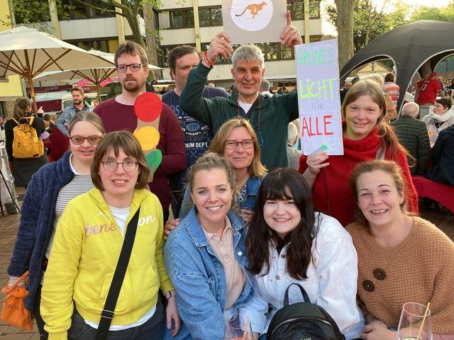Laura, Waltraud, Jessica und Birgit sind sich einig: Rote Ampeln nerven!
Laura und Jessica sagen: Ich werde ungeduldig.
Birgit sagt: Das nervt!
Waltraud sagt: Das geht gar nicht.
31 Jahre warten, dass es laaaangsam vorwärtsgeht? Klare Antwort: Durch-drehen und ausflippen. | Foto: Blatt-Gold