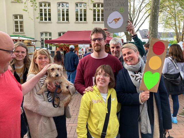 Doris (rechts) mag grün lieber!
Doris sagt: Wenn die Ampel zu lange rot ist, hupe ich! | Foto: Blatt-Gold