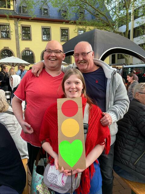 Viktor ist genervt, wenn die Ampel rot ist. | Foto: Blattgold