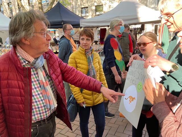 Das ist Georg. Er sagt: Ich fahre so schnell wie ich noch kann. Ich bin ja schon älter. Was passiert, wenn er nur laaaangsam vorwärts kommt? Antwort von Georg: Ich werde unruhig. | Foto: Blattgold