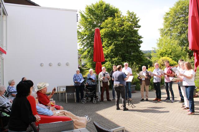 Die Singgemeinschaft aus Hoppengarten am CBT-Wohnhaus | Foto: Musik  Konzerte Reise
