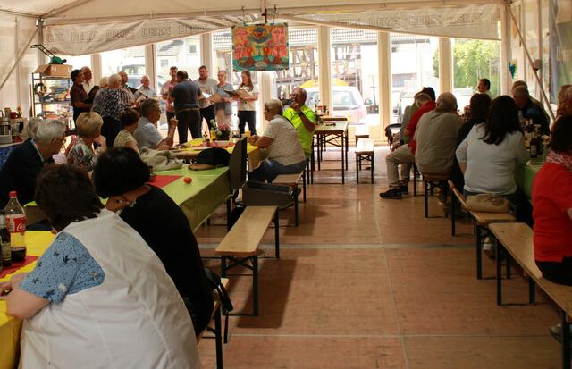 Die Singgemeinschaft Hoppengarten sang im Helferzelt in Walporzheim. | Foto: Musik  Konzerte Reise