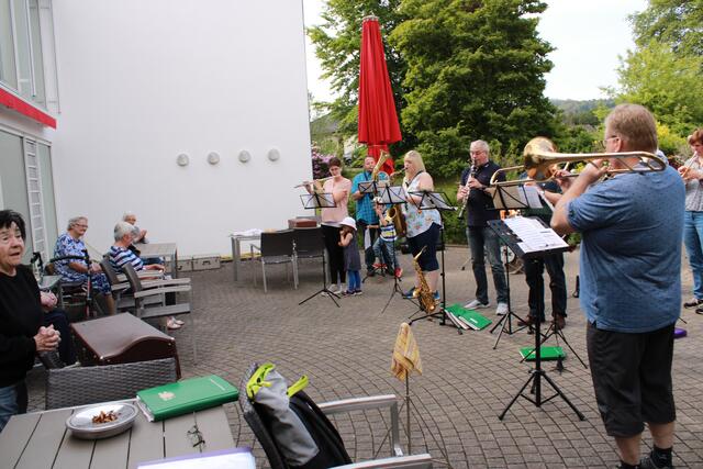 Die Windecker-Musik-Vereinigung beim Fensterkonzert am CBT-Wohnhaus in Dattenfeld/Sieg  | Foto: Musik  Konzerte Reise