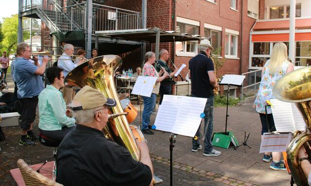 Die Windecker-Musik-Vereinigung beim Fensterkonzert am Pfegeheim St. Sebastian in Bornheim-Roisdorf  | Foto: Musik  Konzerte Reise