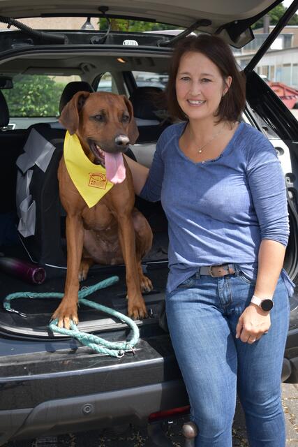 Ziel erreicht: Youma trägt ab jetzt bei ihren Einsätzen mit Frauchen Anke das ASB-Besuchshundehalstuch | Foto: ASB Bergisch Land e.V.
