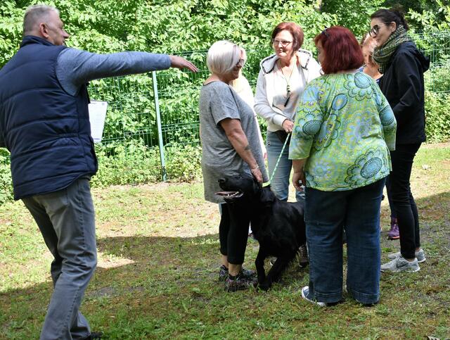 Anleiter Bernhard Boeck erklärt eine Übung | Foto: ASB Bergisch Land e.V.