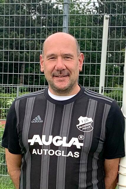 Frank Fuß  (50) – „Unser größter Pechvogel“, beginnt Jenniges und erklärt: „Anfang der Saison mit Knie-Problemen – Meniskus. Dann hat er sich wieder ran gekämpft, aber kurz danach ist dann die Achillessehne gerissen“, listet der Coach auf. „Nichtsdestotrotz ist er bei fast jedem Training und Spiel dabei. Er versorgt uns immer, wenn mal was fehlt, und wird bei der Mannschaft deshalb sehr geschätzt!“ | Foto: Volker Düster