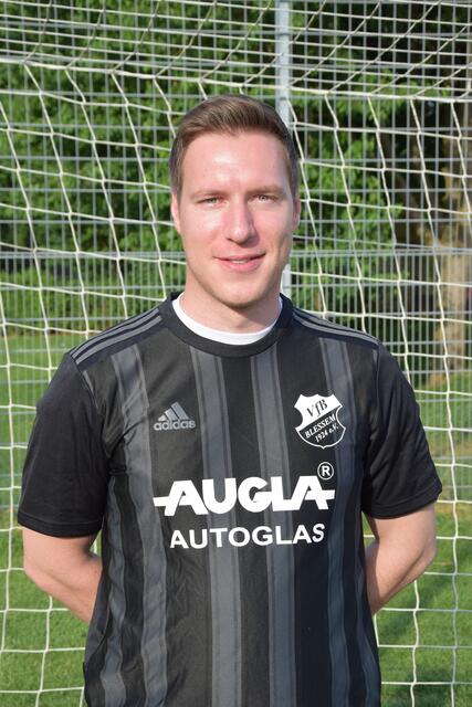 Jan Winkler (30) – „Der erste Spieler mit Pistole im Gepäck, aber keine Angst, es ist seine Massagepistole“, beruhigt Jenniges. „Er ist im Team der ´El Professor´ - kann ein Spiel von der ersten bis zur letzten Minute lesen und lässt seine Mitspieler aufgrund seiner Spielintelligenz immer gut aussehen.“ | Foto: Volker Düster