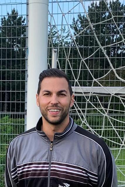 Filipe Ferreira da Silva (35) – „Einer unserer lieben Sunnyboys“, ordnet der Coach ein und ergänzt: „Er hat es geschafft, die Skipiste gegen den Fußballplatz zu tauschen. Filipe hat jahrelang nicht gegen den Ball getreten, sich mit seinem Ehrgeiz aber immer wieder in die Mannschaft gekämpft und gespielt - und seinen Job dann zu 100 Prozent erfüllt.“ Zudem ist er „auch neben dem Platz immer da und hilfsbereit, wenn es brennt.“ | Foto: Volker Düster
