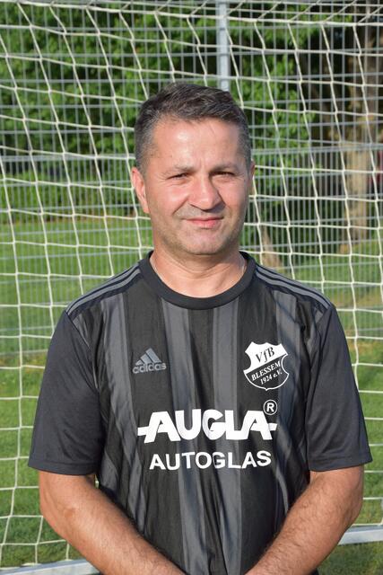 Özcan Celik  (52) – „Unser ‚Jonny Öcz‘ ist für die besonderen Momente zuständig“, so Jenniges und erklärt: „Das war der erste Mannschaftskollege von mir, der es schafft, bei einer Teambesprechung unmittelbar vor dem Spiel die Tupperdose auszupacken und genüsslich seine Nudeln zu essen – der ‚Öcz‘ ist UNBEZAHLBAR.“ Aber auch auf dem Platz ist ‚Öcz‘ für besondere Momente gut: „Immer beim Training und ein absolutes Vorbild, was man mit 52 Jahren noch alles leisten kann!“ | Foto: Volker Düster