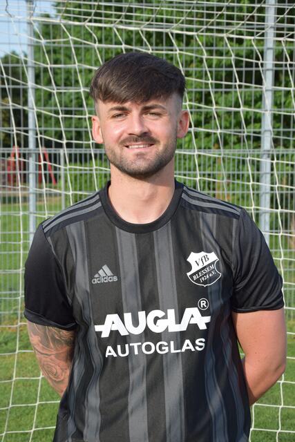 Daniel Kutznik (29) – „Einer unserer Neuen, ein Youngster, der die Eifel erst kennenlernen musste“, lacht der Coach. „Er fühlt sich aber, wie er immer sagt, sauwohl in der Truppe.“ Zudem fällt auf: „Er hat mit Abstand das gepflegteste Auto - und spielt auch so einen Fußball. Menschlich wie fußballerisch eine Bereicherung für uns! Bleibt uns hoffentlich weiterhin erhalten.“ | Foto: Volker Düster