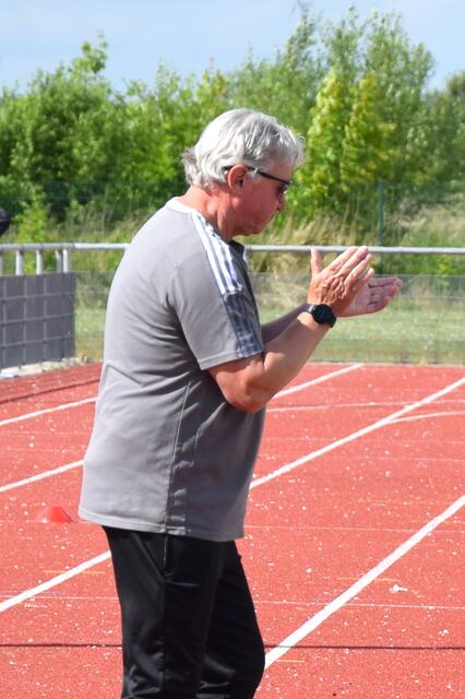Applaus für 40 Jahre Trainertätigkeit - Paul Esser. | Foto: Düster