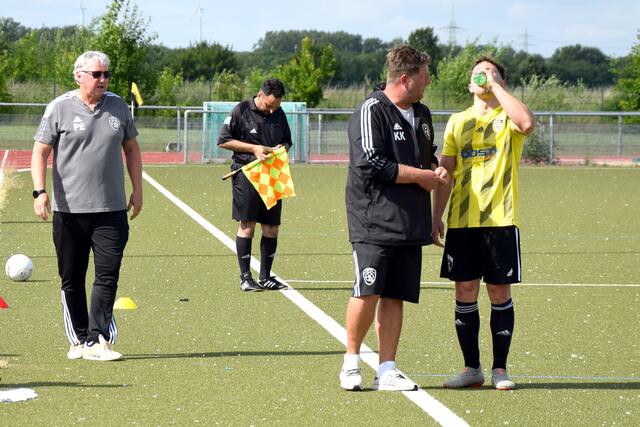 Paul Essers Nachfolger ist ebenfalls bereits an der Seitenlinie zu finden - Karsten Kochems übernimmt die Truppe mit Sven Allinger als Co-Trainer. | Foto: Volker Düster