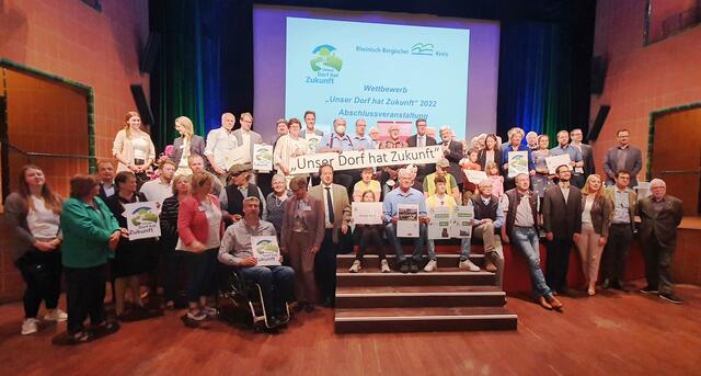 „Unser Dorf hat  Zukunft“. Die strahlenden Sieger mit den Organisatoren, Sponsoren und Juroren. Foto: Dieter Roth