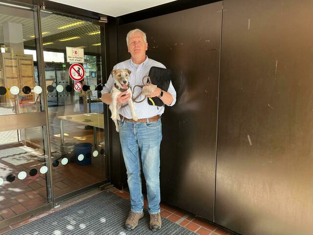 Hermine: Bernhard von Rothkirch von der FDP in Frechen würde seine ‚Hermine‘ gerne mit ins Fraktionsbüro im Frechener Rathaus nehmen. „Sie würde sicherlich auch dazu beitragen, die ernste Stimmung in den Ausschusssitzungen ein wenig aufzulockern. Aber aus verständlichen Gründen ist das leider nicht möglich“, schreibt uns das Herrchen.  | Foto: von Rothkirch