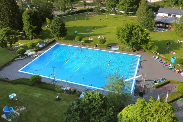 Das Bielsteiner Freibad ist beheizt und bietet auch für die kleineren Kinder viele Attraktionen. Foto: FSW/Fotograf Christian Melzer