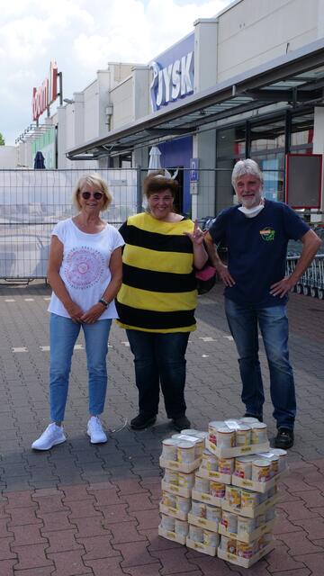 Tiertafel RheinErft e.V., vertreten durch Uli Scheeren-Bechhold und Werner Linke, mit "flotter Biene" Astrid | Foto: Heinz Könen