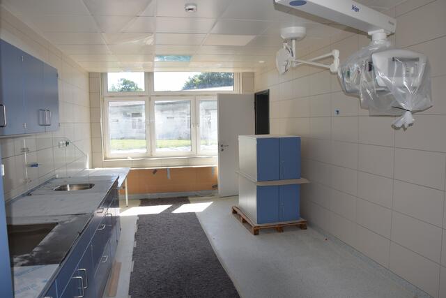 Erste Räume werden wieder eingerichtet mit Mobiliar und medizinischem Gerät. | Foto: Düster