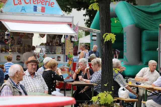 Gemütliches Beisammensein und Klönen auf der „Schlemmermeile“. Foto: Susanne Schröder