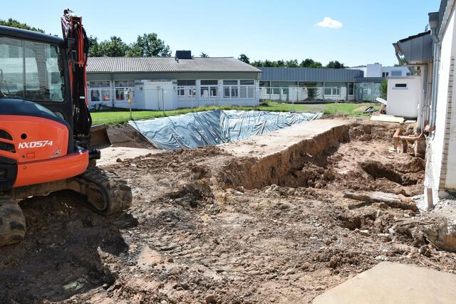 Ein kleines neues Gebäude entsteht hinter der Kapelle. Dort soll empfindliche Infrastruktur im ersten Stock eingerichtet werden. | Foto: Düster