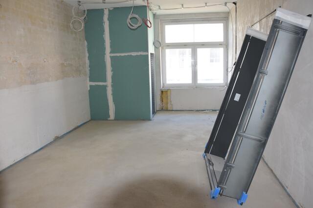In den Patientenzimmern werden aktuell die Sanitär-Räume im Trockenbau abgegrenzt. | Foto: Düster