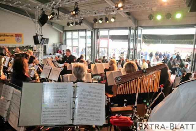 Für die musikalische Unterhaltung beim Frühschoppen sorgte der Musikzug der Eudenbacher Feuerwehr. | Foto: Steimel