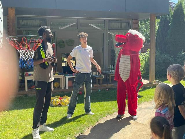 Spieler der Dragons Rhöndorf und das Maskottchen besuchten die Kinder im Kindergarten und hatten einen Basketballkorb als Geschenk mitgebracht. | Foto: KiTa "Die Nachtigall"