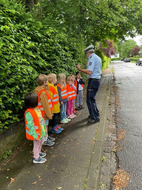 Gemeinsam mit dem Polizisten und mit Warnwesten ausgestattet lernten die Kinder wichtige Regeln im Straßenverkehr | Foto: KiTa "Die Nachtigall"