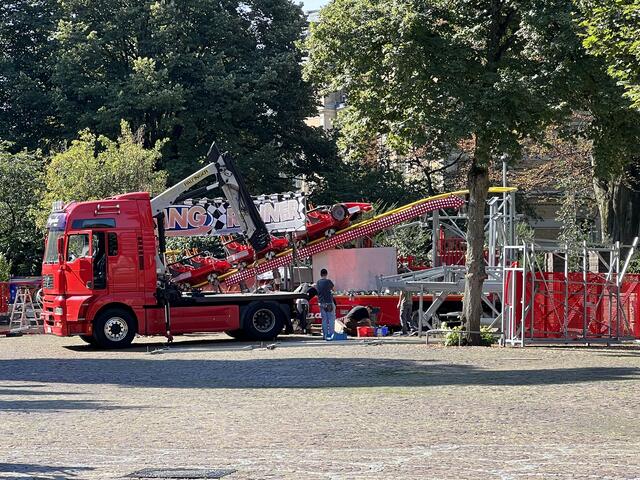 Die ersten Fahrgeschäfte haben mit dem Aufbau begonnen. Foto: ak