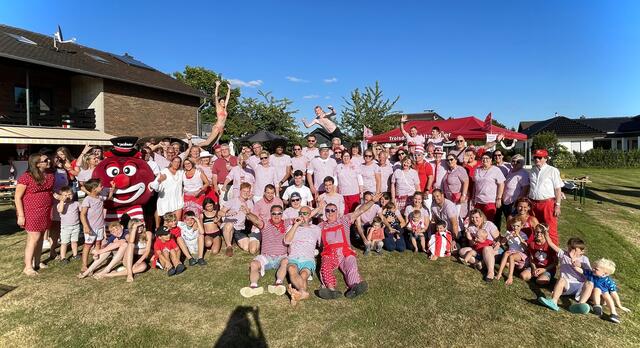 Rut un Wieß - wie in besten jecken Zeiten wurde das Sommerfest der Altstädter gefeiert | Foto: Altstädter