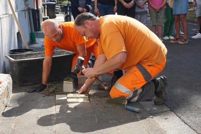 Verlegung der Stolpersteine für Sally Simons und seine Familie am Haus Nr. 181 an der Köln-Aachener Str. in Quadrath-Ichendorf. | Foto: Andrea Floß