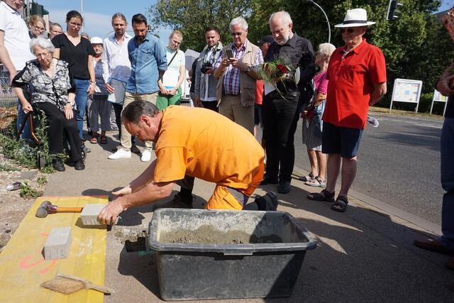 Mitarbeiter der Stadtwerke verlegen die Stolpersteine im Gedenken an die jüdische Familie Eckstein an der Fischbachstraße 5.   | Foto: Andrea Floß
