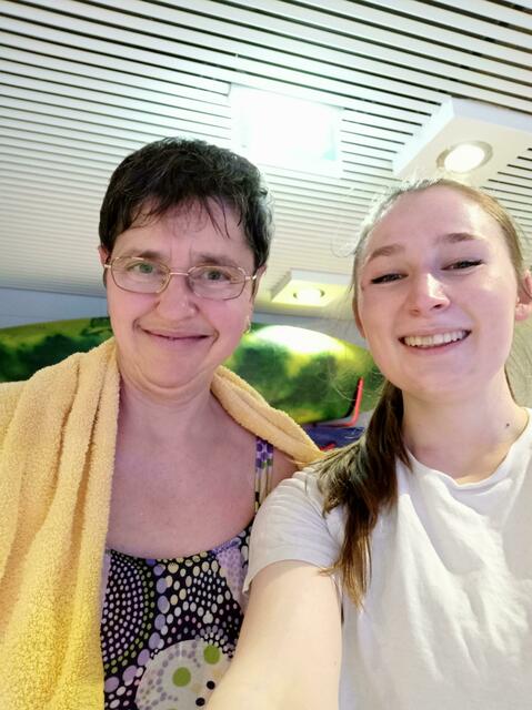 Christiane Becker (links im Bild) ist Reporterin bei Blatt-Gold-Gold und eine richtige Wasser-Ratte. Jeden Montag ist sie beim Aqua-Fitness. Janne ist Trainierin. Sie beide waren am Samstag beim Aktions-Tag aktiv.  | Foto: privat