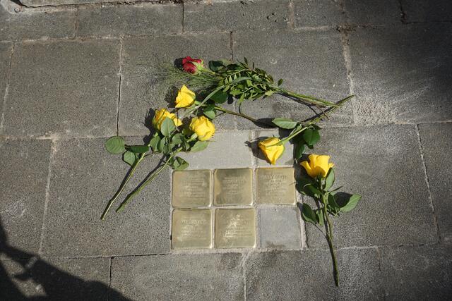 Im Gedenken an die Deportierten und Ermordeten legten Bürgerinnen und Bürger Rosen nieder.  | Foto: Andrea Floß