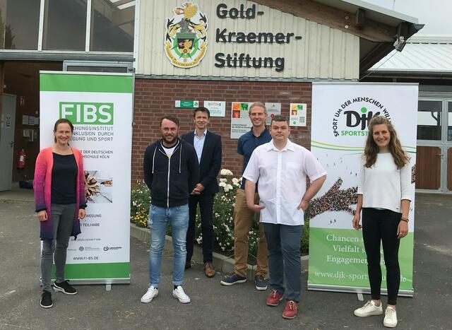 Auf dem Foto sind (vlnr): Cornelia Remark, Niklas Neusel, Volker Anneken, Nicolas Niermann, Manuel Beck und Ruth Büscher. Ruth Büscher arbeitet mit Manuel Beck und Cornelia Remark für die Region Rhein-Erft-Kreis. 

 | Foto: DJK