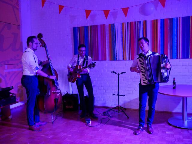 Am Freitagabend heißt es immer Party in Remscheid - dieses Jahr mit dem Trio Krainerlogie, das sind Alexander Weisbecker, Akkordeon und Kontrabass, Fabian Plank, Steirische Harmonika und Kontrabass, und Dominik Focks, Gitarre.  | Foto: Anita Brandtstäter