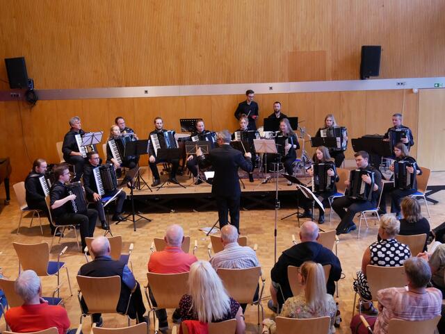 Der Freitagabend ist immer für ein Orchester reserviert. Dieses Mal war das LandesJugendAkkordeonOrchester Nordrhein-Westfalen unter Leitung von Sascha Davidovic zu Gast.  | Foto: Anita Brandtstäter