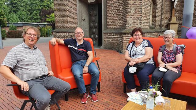 Die Refrather Thomas Bodenmüller, Marcus Schäfer, Hiltrud und Birgit Jonen (v.l.) nahmen Platz auf dem Begegnungssofa vor der Kirche St. Johann Baptist. Foto: Dieter Roth