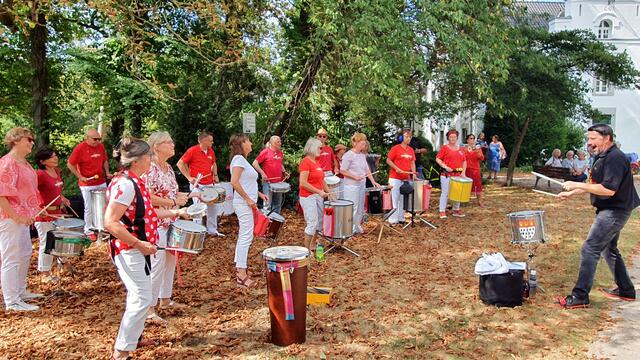 Lebensfreude und frohe  Laune versprühten die „Sambatidas“ im Park des Bürgerzentrums Steinbreche. Foto: Dieter Roth
