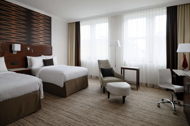 Die Zimmer im Marriott sind 26 bis 105 Quadratmeter groß. Die Boxspringbetten der Spieler werden per Sonderanfertigung auf 2,20 Meter verlängert.  | Foto: Marriott