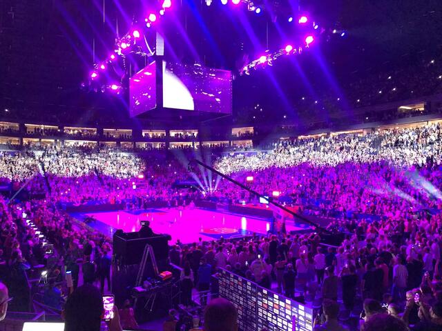 Kurz bevor die Deutsche Basketball-Nationalmannschaft zur ersten Begegnung in die Lanxess-Arena eingelaufen ist, wurde Dirk Nowitzki geehrt.  | Foto: Alexander Büge