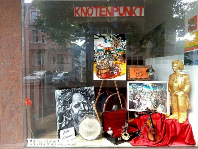 Schaufenster C - G.Herzing   -KNOTENPUNKT-   KUNST und "altes" Spielzeug, Plittersdorfer Straße 133 | Foto: Bürger für Beethoven