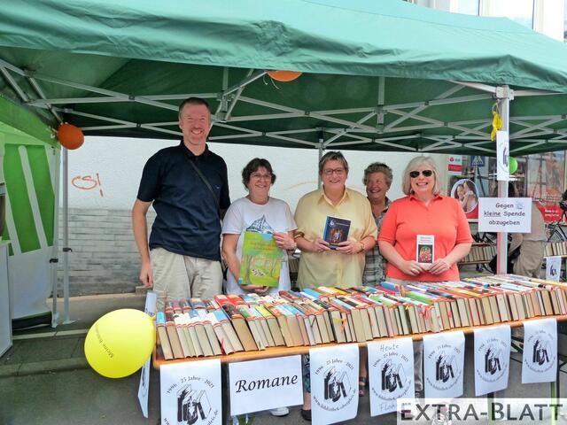 Auch die Akteure der Bibliothek Oberpleis hatten für Leseratten einen großen Stand aufgebaut.  | Foto: Zumbusch