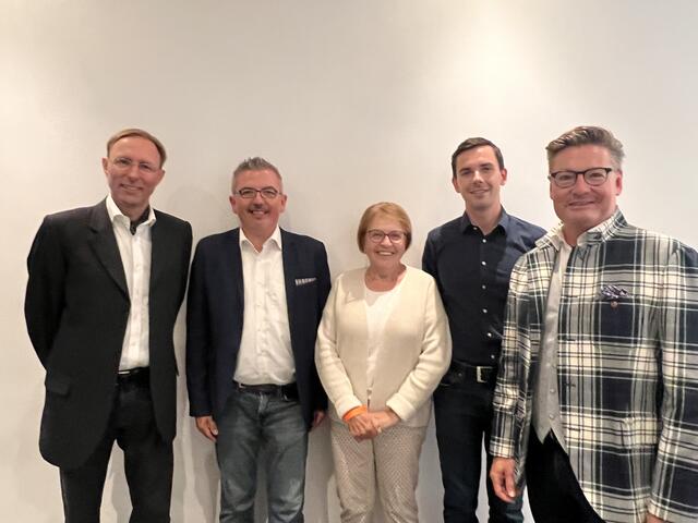 (vlnr) Landesjustiziar: Dr. Michael Stehr (Troisdorf)
Stv. Bezirksvorsitzender: David Held (Kerpen)
Mitglied des Bezirksvorstandes: Gisela Gerhardts (Kerpen) Mitglied des Bezirksvorstandes: Robert Viebahn (Bonn) Bezirksvorsitzender: Torsten Rüdiger Ilg (Köln)