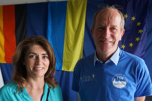Linda Mai, die Vorsitzende des Deutsch-Ukrainischen Vereins "Blau-Gelbes Kreuz", bedankte sich bei TSV-Vorsitzenden Richard Beckschulte für die Unterstützung.  | Foto: Andrea Floß