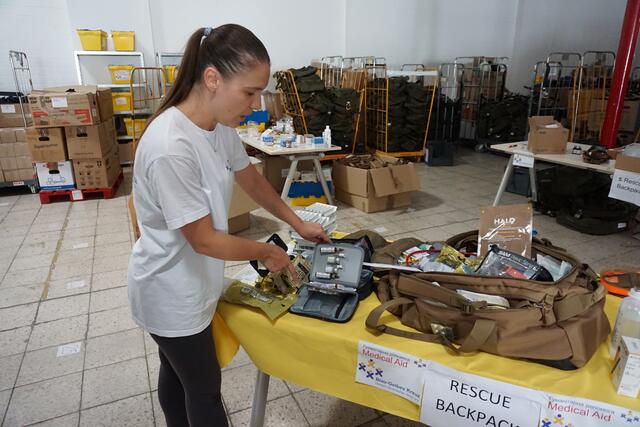 Julia Chenusha vom Verein "Blau-Gelbes" Kreuz erklärt, wofür die lebensrettenden "Rescue Backpacks" eingesetzt werden.  | Foto: Andrea Floß